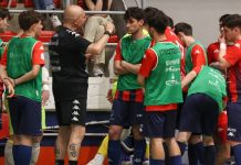 Futsal, Coppa della Divisione: la Pirossigeno Cosenza U19 scalda i motori Mister Alfarano con i suoi ragazzi nella scorsa stagione (foto Michele De Marco)