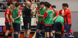 Futsal, Coppa della Divisione: la Pirossigeno Cosenza U19 scalda i motori Mister Alfarano con i suoi ragazzi nella scorsa stagione (foto Michele De Marco)