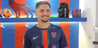 D’Orazio: “E’ un onore indossare questa maglia” Tommaso D'Orazio posa con la nuova maglia