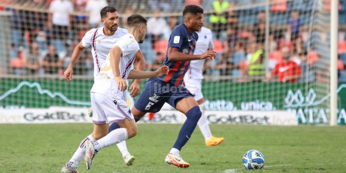 Charlys tra i migliori di Cosenza-Sampdoria (foto Michele De Marco)