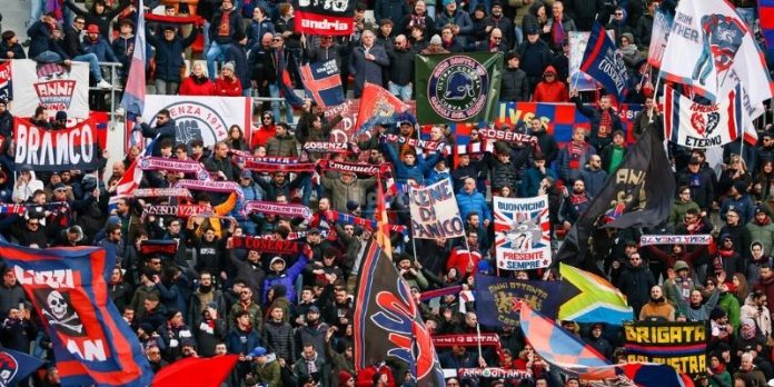 I tifosi del Cosenza al San Nicola nel 2022-2023 (foto Francesco Farina)