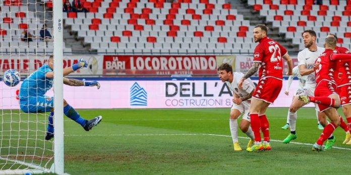 Il gol di Rispoli in Bari-Cosenza 2-1 del 22-23 (foto Francesco Farina)