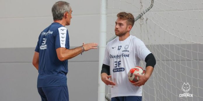 Il preparatore dei portieri Lo Gatto con Raffaele Lo Conte (foto Michele De Marco)