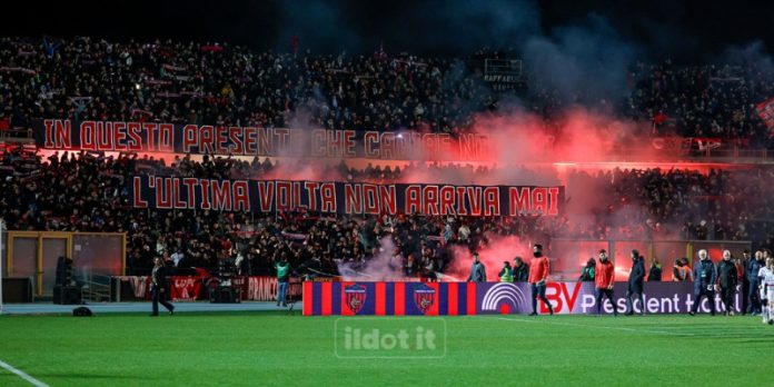 La curva nord addobbata a festa per Cosenza-Sampdoria della scorsa stagione (foto Francesco Farina)
