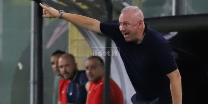 Le indicazioni di mister Alvini durante Palermo-Cosenza (foto Alessandra Lo Monaco)