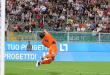 Palermo-Cosenza 1-1: le pagelle dei rossoblù Un grande intervento di Micai durante Palermo-Cosenza (foto Alessandra Lo Monaco)
