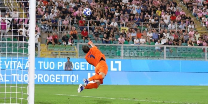 Un grande intervento di Micai durante Palermo-Cosenza (foto Alessandra Lo Monaco)