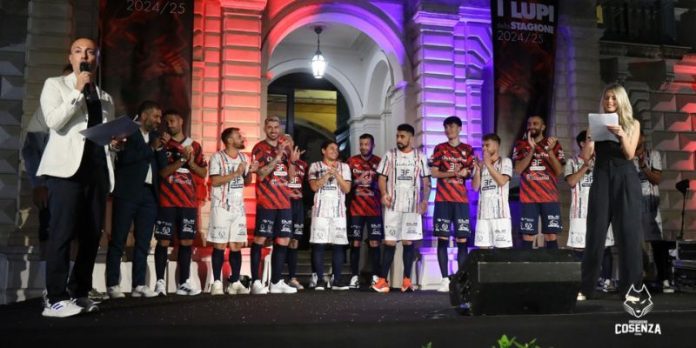 Un momento della presentazione della Pirossigeno Cosenza (foto Michele De Marco)