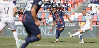 Cosenza-Sudtirol 0-2: il tabellino del match Charlys cerca Ricciardi in area durante Cosenza-Sudtirol (foto Francesco Farina)