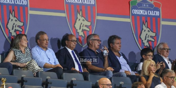 Il presidente Guarascio in tribuna autorità, sulla dx anche il dg Ursino (foto Michele De Marco)