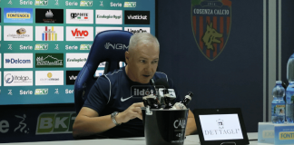 Alvini: “Penalizzazione? Non ne risentiremo. Out Josè Mauri” Massimiliano Alvini in conferenza stampa (foto Francesco Farina)