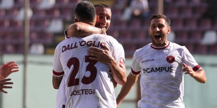 Esultanza amaranto (foto Lillo D'Ascola per Reggina 1914)