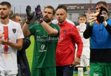 Cosenza a piccoli passi, si fa quel che si può I giocatori del Cosenza salutano i tifosi a fine partita (foto Francesco Grazioli)
