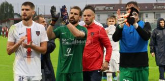 Cosenza a piccoli passi, si fa quel che si può I giocatori del Cosenza salutano i tifosi a fine partita (foto Francesco Grazioli)