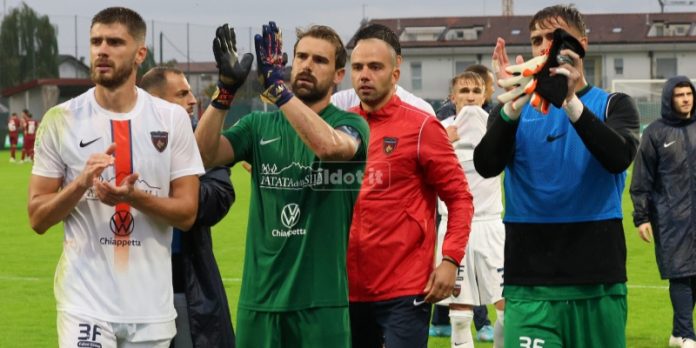 I giocatori del Cosenza salutano i tifosi a fine partita (foto Francesco Grazioli) I giocatori del Cosenza salutano i tifosi a fine partita (foto Francesco Grazioli)
