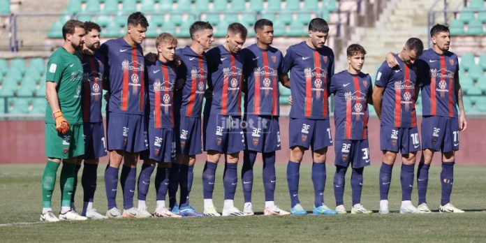 Il Cosenza che ha iniziato la gara con il Sudtirol (foto Francesco Farina)