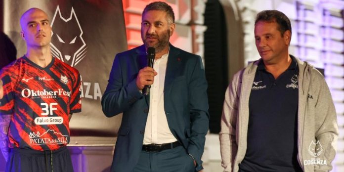 Il ds rossoblù Rocco Bossio in occasione della presentazione ufficiale (foto Michele De Marco)