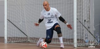 Futsal, al via la Serie A: la Pirossigeno Cosenza si prepara al debutto Il portiere rossoblù Leonardo Del Ferraro in allenamento (foto Michele De Marco)