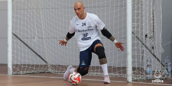 Il portiere rossoblù Leonardo Del Ferraro in allenamento (foto Michele De Marco)