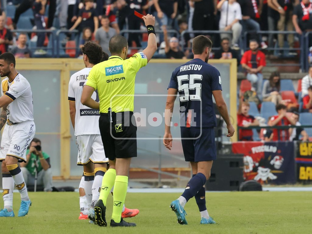 L'espulsione di Hristov in Cosenza-Juve Stabia (Foto Francesco Farina)