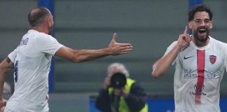 Reggiana-Cosenza 0-1, tre punti di platino per i lupi Ricciardi e Martino esultano (foto da pagina Facebook Cosenza Calcio)