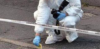 Sparo contro un gruppo di ragazzi in strada a Napoli, ucciso un 18enne
