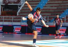 Futsal: la Pirossigeno Cosenza U19 ne fa 7 all’Ecosistem Lamezia Una girata al volo di Corrado della Pirossigeno Cosenza U19 (foto Michele De Marco)