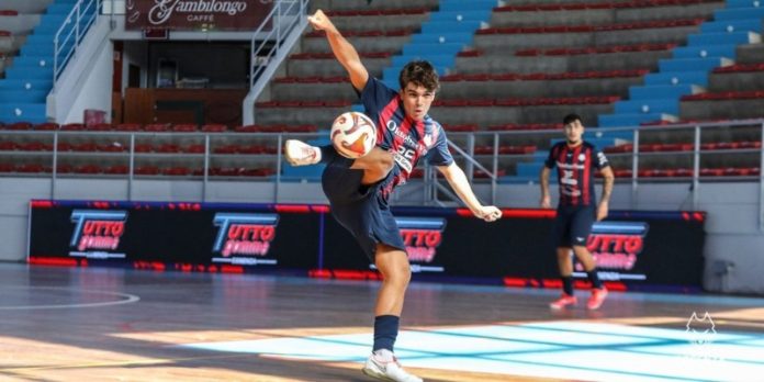 Una girata al volo di Corrado della Pirossigeno Cosenza U19 (foto Michele De Marco)