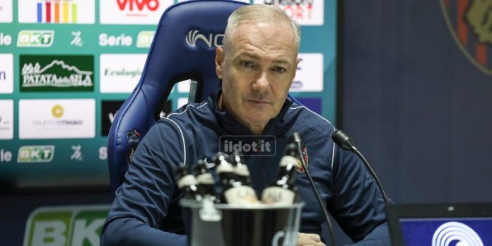 Alvini in conferenza stampa (foto Michele De Marco)