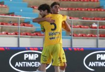Futsal: Pirossigeno Cosenza U19 inarrestabile, quarto successo di fila Andrea Cambareri abbracciato dal capitano Luca Reda dopo un gol (foto Michele De Marco)