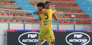 Futsal: Pirossigeno Cosenza U19 inarrestabile, quarto successo di fila Andrea Cambareri abbracciato dal capitano Luca Reda dopo un gol (foto Michele De Marco)