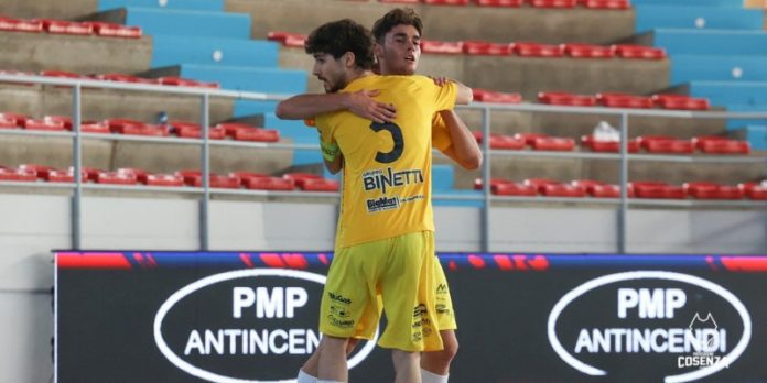Andrea Cambareri abbracciato dal capitano Luca Reda dopo un gol (foto Michele De Marco)