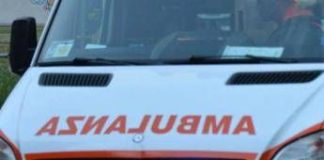 Auto si ribalta e finisce contro B&B a Roma, 5 feriti
