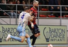 Pirossigeno Cosenza, è crisi. Al PalaCosentia passa anche il Manfredonia Bavaresco contrastato da Lucho (foto Michele De Marco)