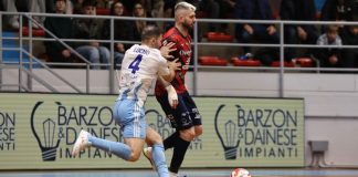 Pirossigeno Cosenza, è crisi. Al PalaCosentia passa anche il Manfredonia Bavaresco contrastato da Lucho (foto Michele De Marco)