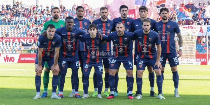 Il Cosenza che ha affrontato la Salernitana (foto Michele De Marco)