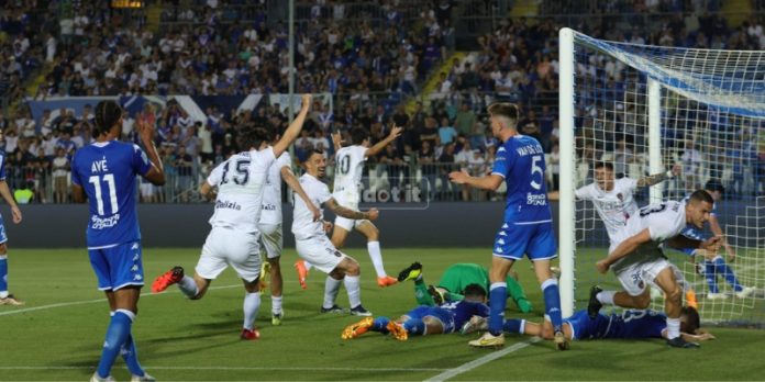 Il gol di Meroni ai playout. Cosenza salvo, Brescia retrocesso (foto Mannarino) Il gol di Meroni ai playout. Cosenza salvo, Brescia retrocesso (foto Mannarino)