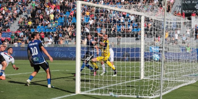 Il gol vittoria di Mazzocchi nell'ultimo Pisa-Cosenza (foto Mannarino) Il gol vittoria di Mazzocchi nell'ultimo Pisa-Cosenza (foto Mannarino)