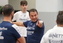 Futsal: Pirossigeno Cosenza proiettata allo scontro salvezza con il Benevento Le indicazioni di mister Tuoto durante l'allenamento (foto Michele De Marco)