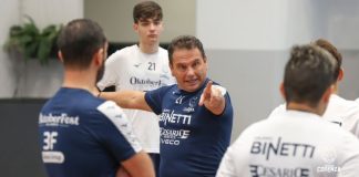 Futsal: Pirossigeno Cosenza proiettata allo scontro salvezza con il Benevento Le indicazioni di mister Tuoto durante l'allenamento (foto Michele De Marco)
