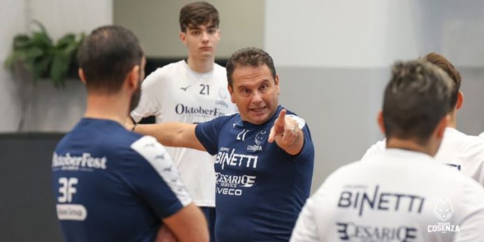 Le indicazioni di mister Tuoto durante l'allenamento (foto Michele De Marco)
