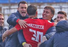 Brescia-Cosenza 2-3, Charlys regala la vittoria ai lupi all’ultimo assalto Mazzocchi esulta con la panchina rossoblù dopo il gol (foto pagina Facebook Cosenza Calcio)