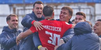 Brescia-Cosenza 2-3, Charlys regala la vittoria ai lupi all’ultimo assalto Mazzocchi esulta con la panchina rossoblù dopo il gol (foto pagina Facebook Cosenza Calcio)