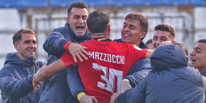 Mazzocchi esulta con la panchina rossoblù dopo il gol (foto pagina Facebook Cosenza Calcio)