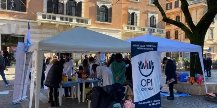 A Cosenza gli infermieri in piazza per la prevenzione