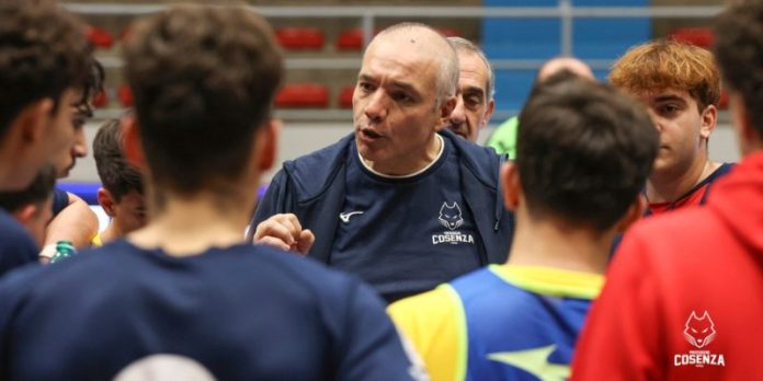 Alfarano parla ai suoi lupacchiotti (foto Michele De Marco)