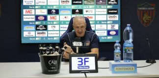 Alvini: “Questo Cosenza merita il sostegno dei tifosi. Frosinone ha trovato equilibrio” Alvini in conferenza stampa (foto Francesco Farina)