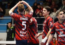 Futsal: la Pirossigeno Cosenza affonda Sala Consilina (5-2) Gabriel esulta dopo il primo gol in maglia rossoblù (foto Michele De Marco)