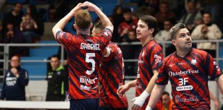 Futsal: la Pirossigeno Cosenza affonda Sala Consilina (5-2) Gabriel esulta dopo il primo gol in maglia rossoblù (foto Michele De Marco)