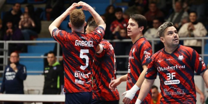 Gabriel esulta dopo il primo gol in maglia rossoblù (foto Michele De Marco)
